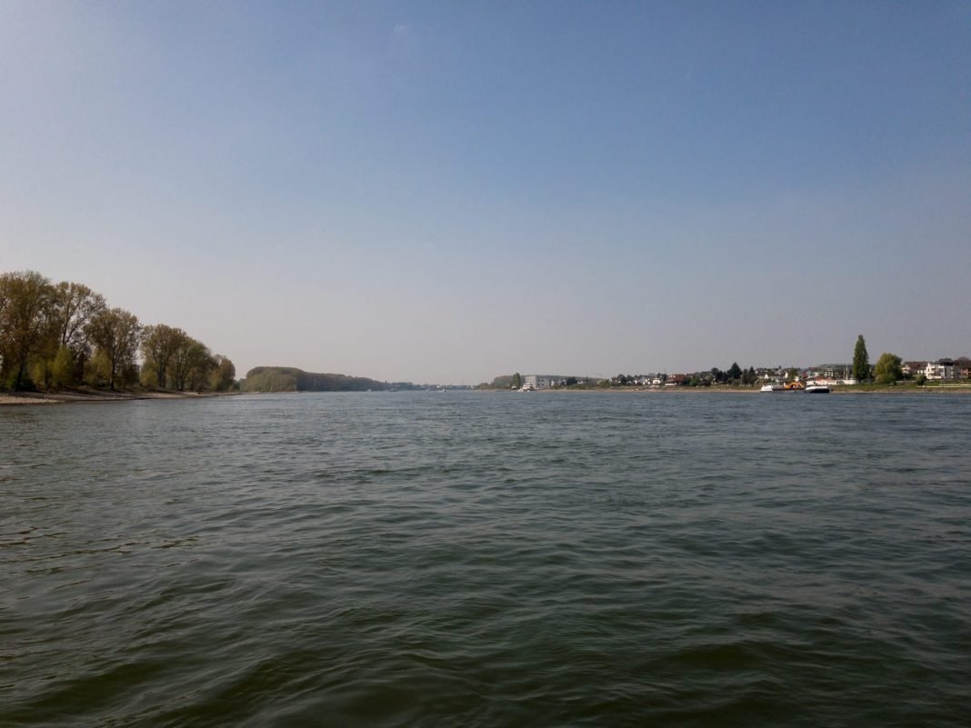 Foto: Mit der Fähre über den Rhein