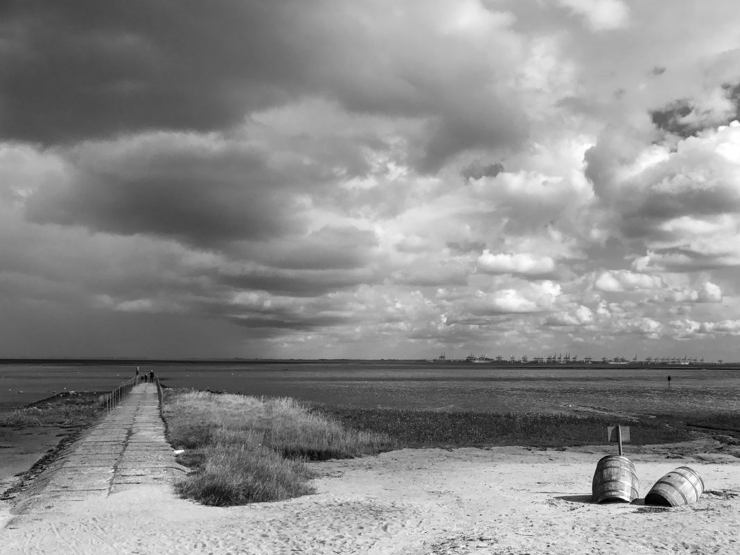 Foto: Bremerhaven, Wolken und zwei Fässer