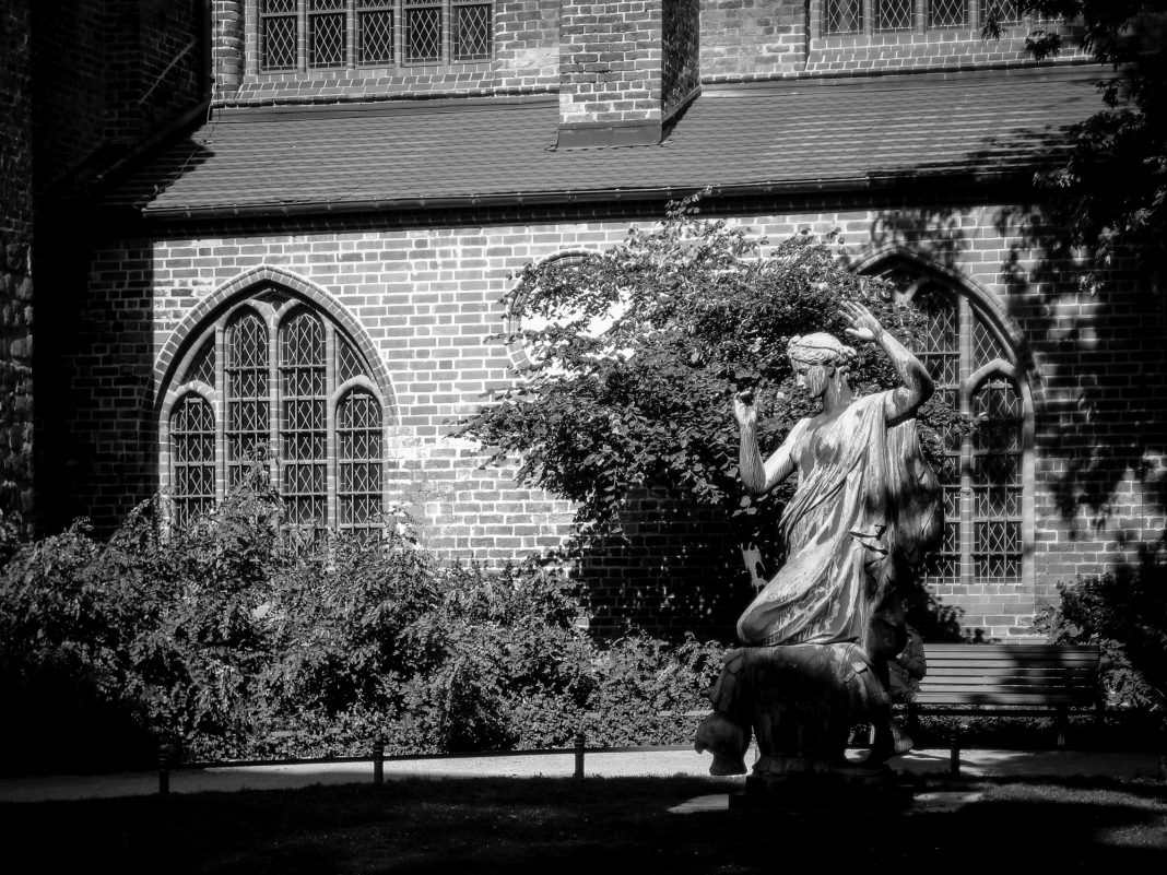 Foto: Statue an der Nikolaikirche in Berlin