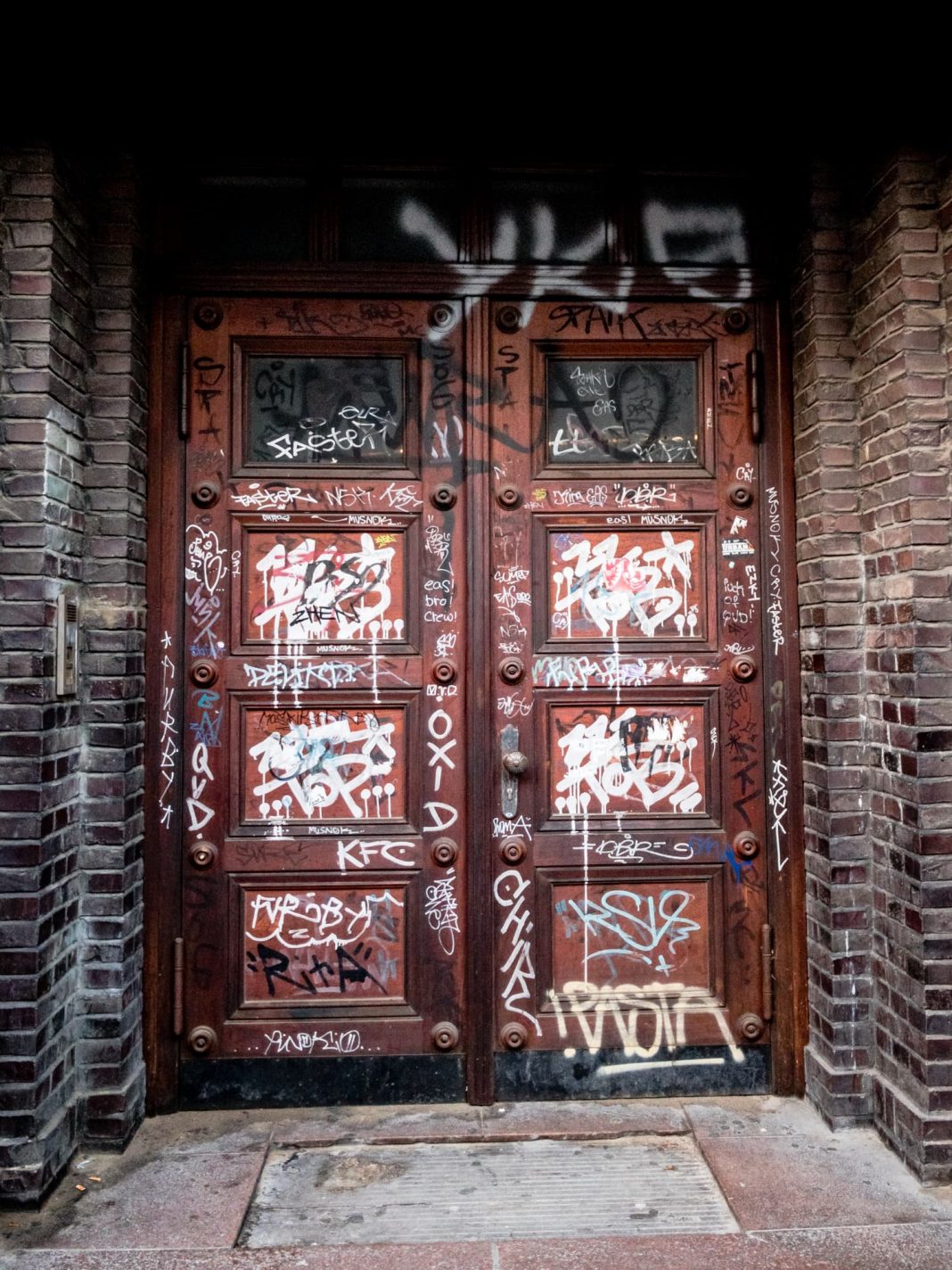 Foto: Eine zugeschmierte Tür in Kiel (diesmal in Farbe)