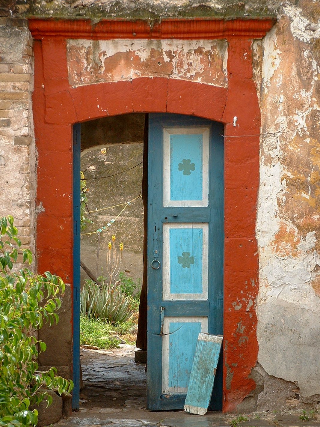 Foto: Alte bunte Tür in Cardonal