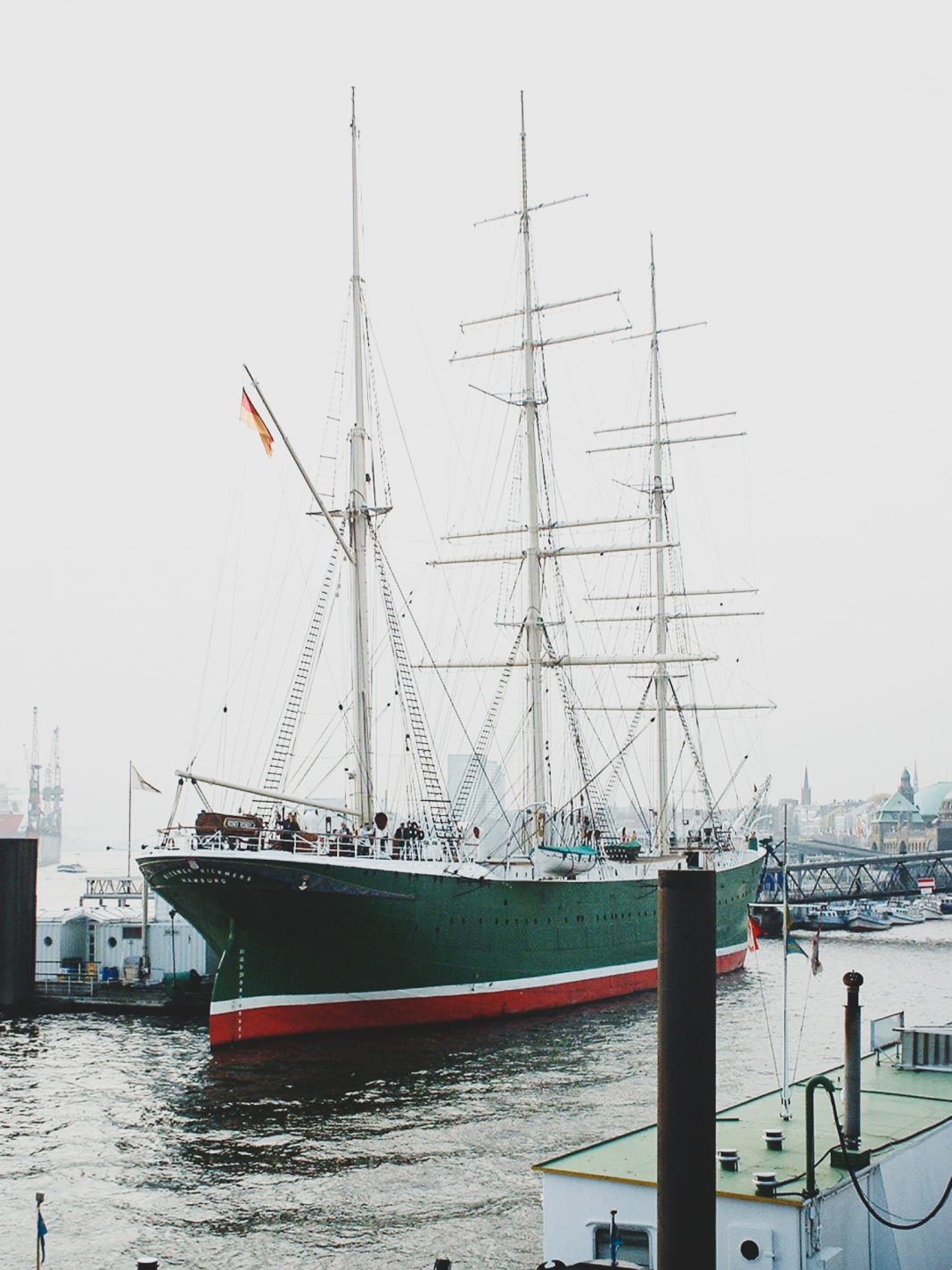 Foto: Die Rickmer Rickmers im Hamburger Hafen