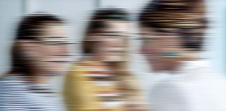 Kurzfilm: Under Mom’s Skirt Kurzfilm: Under Mom's Skirt