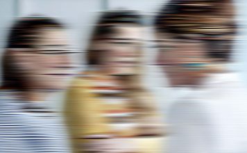 Kurzfilm: Under Mom’s Skirt Kurzfilm: Under Mom's Skirt