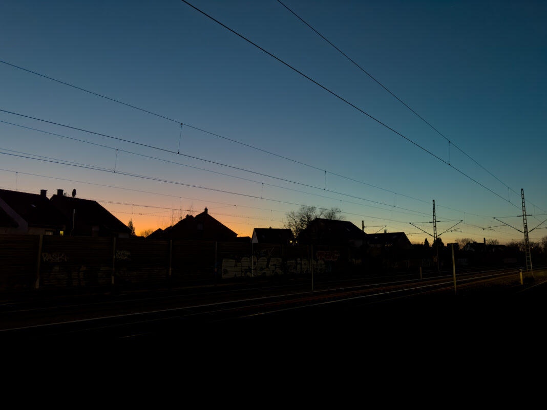 Schön bläulicher Sonnenuntergang am Bahnhof Spich.