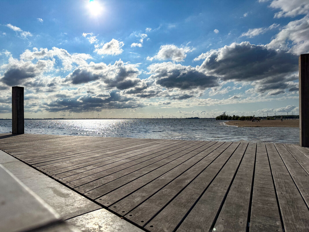 Foto: Wolken, Wasser und Bretter