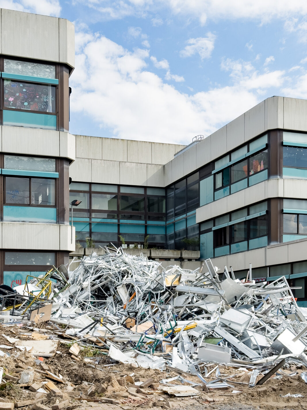 Foto: Schrott vor der alten Gesamtschule