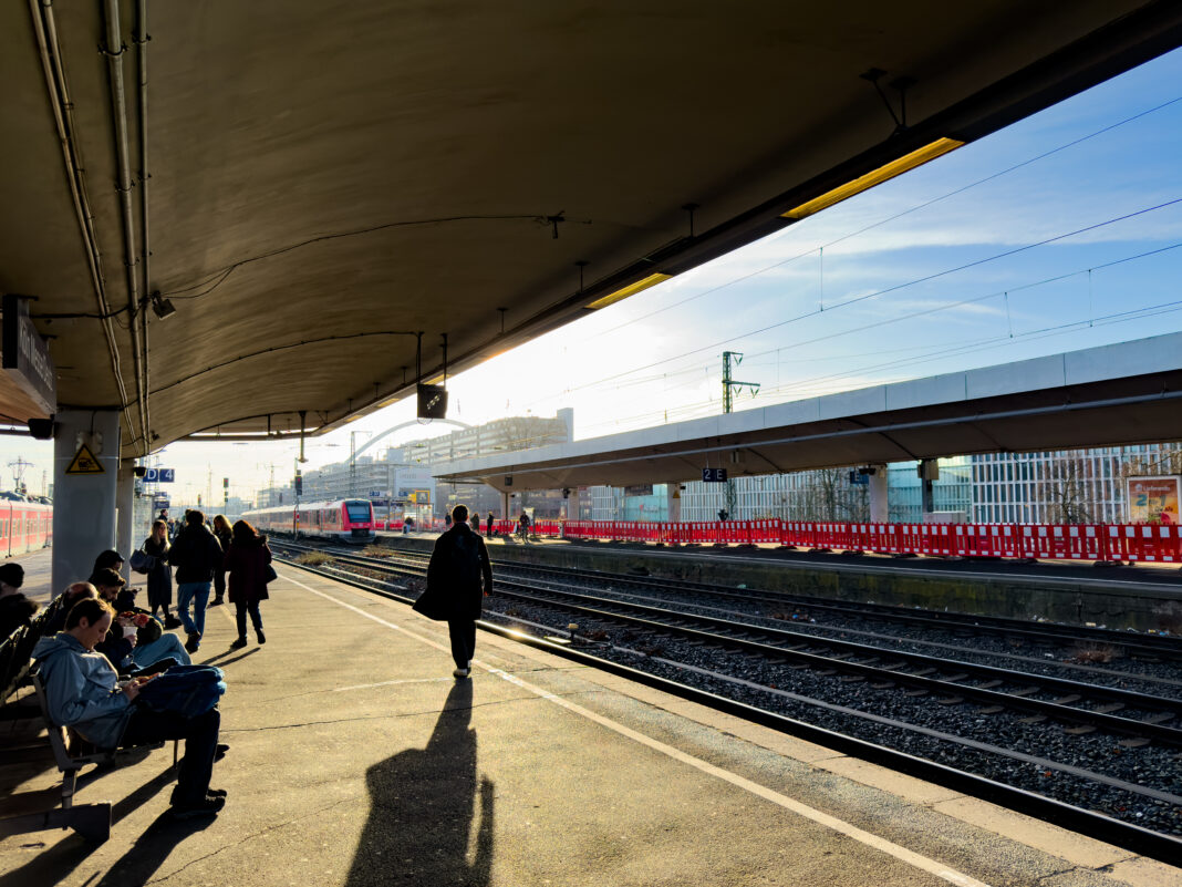 Foto: Morgens am Bahnhof Deutz