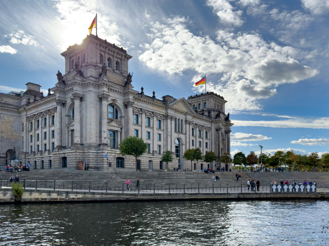 Foto: Reichstag von der Spree aus