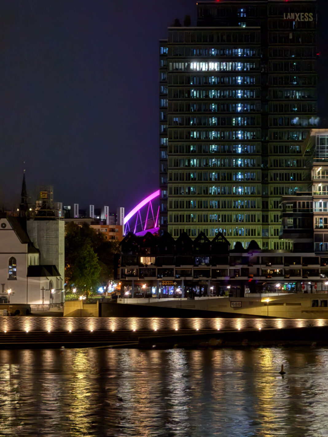 Leuchtender Bogen der Lanxess Arena