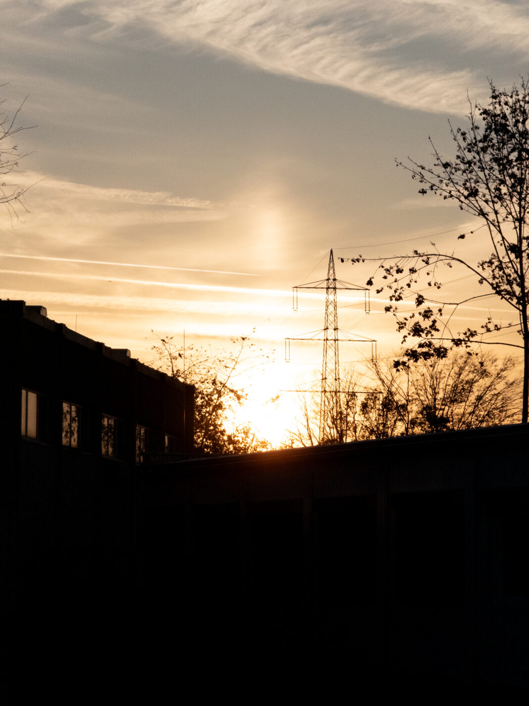 Foto: Lichtsäule und Überlandleitung