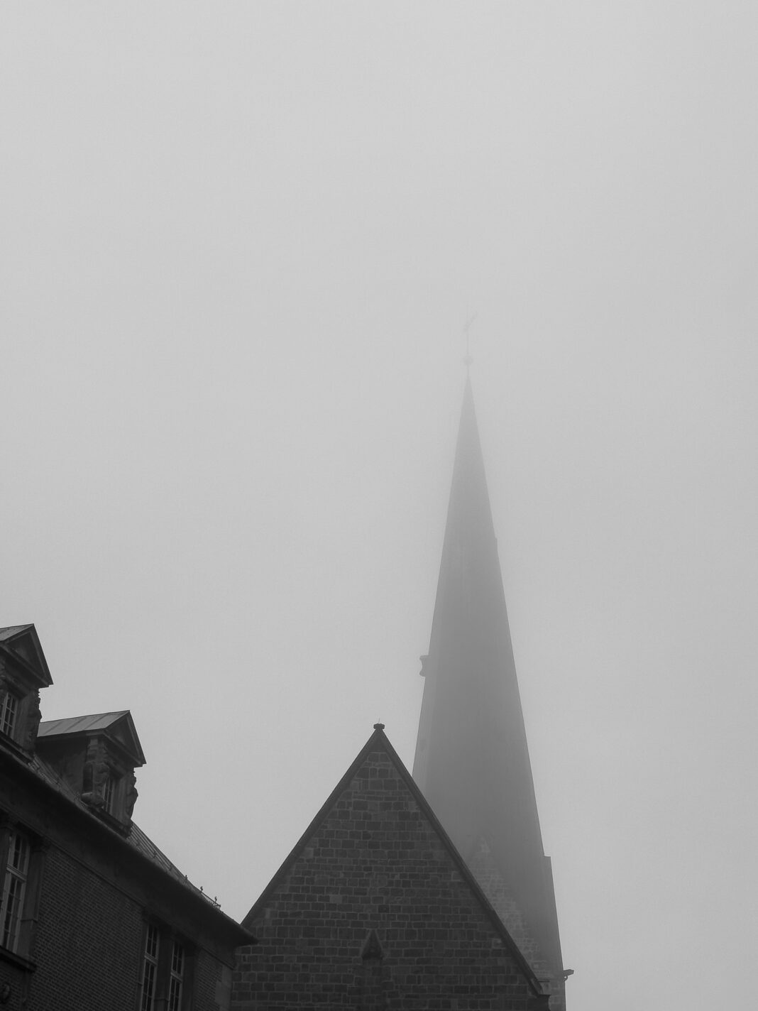 Foto: Bremer Kirchturm. Und Nebel.
