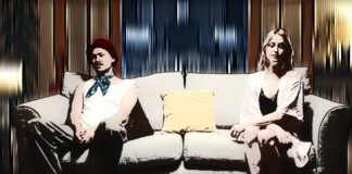 Kurzfilm: Role Play Kurzfilm: Role Play. Stark stilisierter Screenshot. Ein Pärchen sitzt mit Abstand auf einem Sofa, er links, sie rechts. Beide starren vor sich hin. Es gibt scheinbar ein Problem.