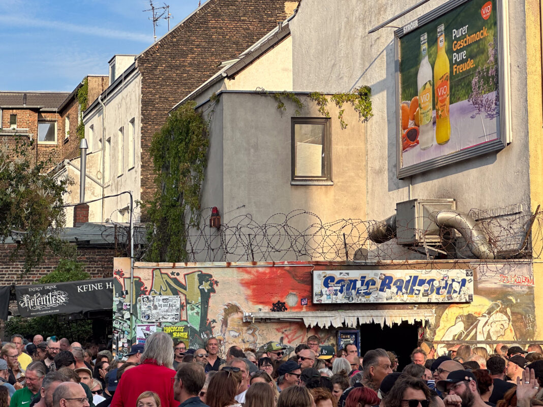 Foto vom Ballroom Blitz-Festival zum 25. Geburtstag des Sonic Ballroom. Mit dem Rücken zur Bühne sieht man die Gesichter des Publikums und den herrlich abgeranzten Laden der Herzen.