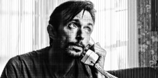 Kurzfilm: It’s OK, Johnny Stark bearbeiteter Screenshot aus dem Kurzfilm It's OK, Johnny. Mittig sehen wir einen Mann, der einen Telefonhörer ans Linke Ohr hält und in Gedanken nach oben schaut.