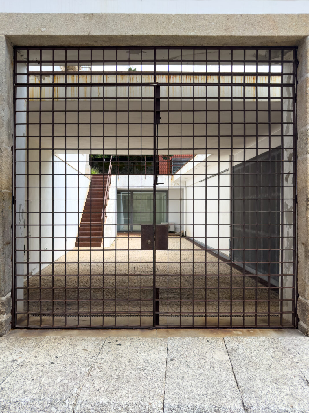 Foto: Vergitterte Einfahrt in Guimarães. Blick in eine Einfahrt. Die ist vergittert. Nun ja....