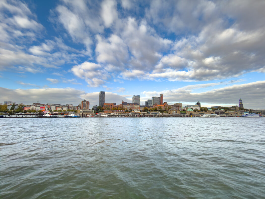 Foto: Hafenrundfahrt in Hamburg. Blick vom Wasser auf die Stadt.