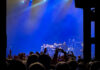 Foto: boysetsfire im Palladium Foto: boysetsfire im Palladium. Aus dem Publikum aufgenommen zeigt das Bild wie die Band mit dem Rücken zur Menge für ein (letztes?) Foto posiert.