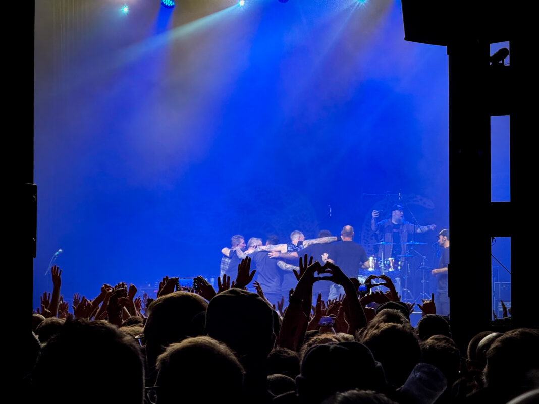 Foto: boysetsfire im Palladium. Aus dem Publikum aufgenommen zeigt das Bild wie die Band mit dem Rücken zur Menge für ein (letztes?) Foto posiert.
