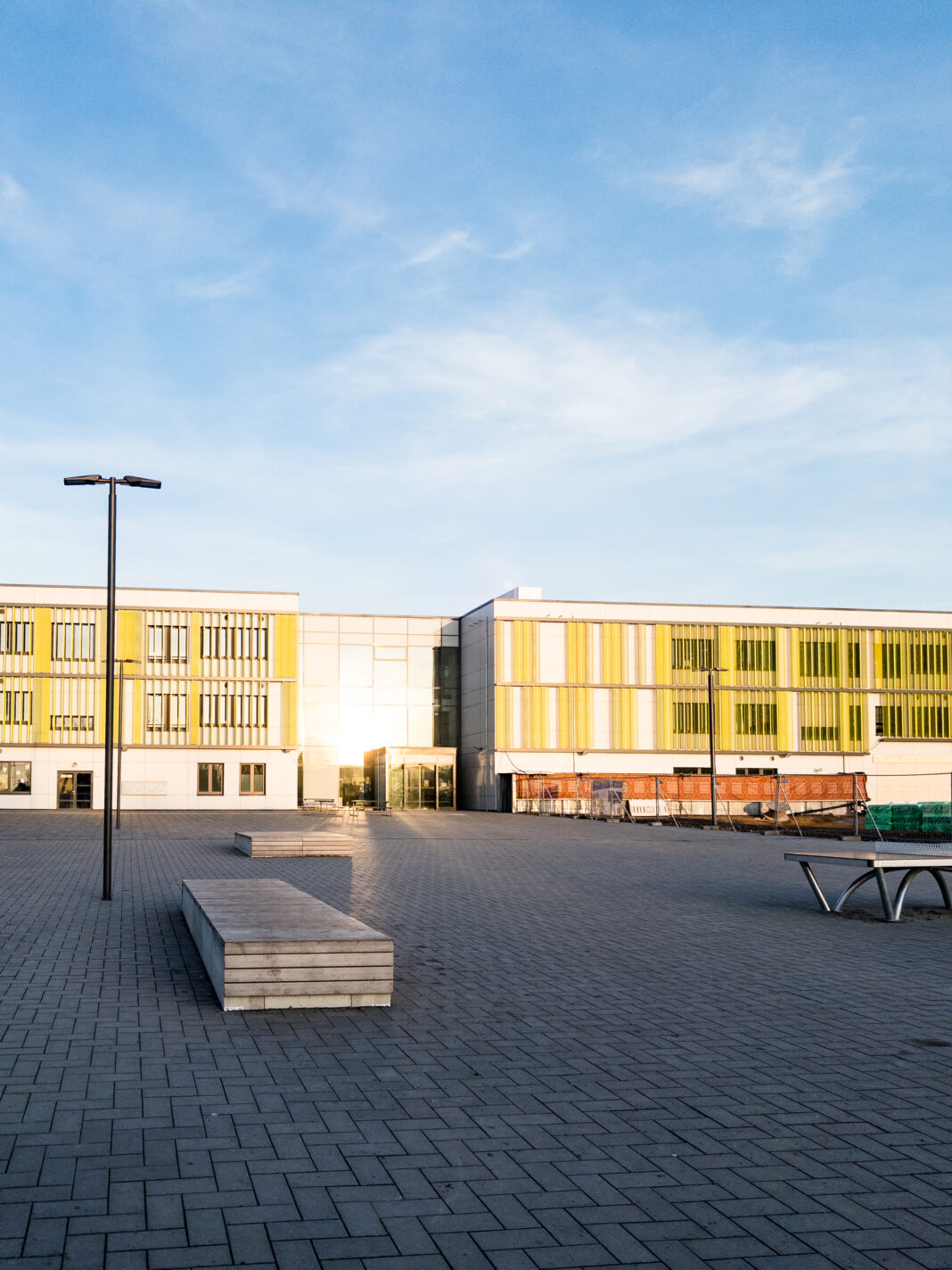 Foto: Erleuchtete Schule. Der Eingang des neuen Schulgebäudes wird von der Nachmittagssonne hell erleuchtet.