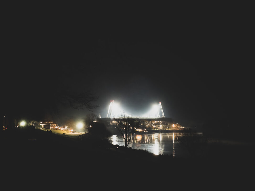 Foto: Das dampfende Weserstadion. Man sieht das abends hell erleuchtete Weserstadion, wie es in der fiesen Januarkälte vor sich hin dampft.