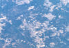 Foto: Iberische Stromtrassen Foto: Iberische Stromtrassen. Aus dem Flugzeug. Man sieht die Korridore für Überlandleitungen in der Landschaft.