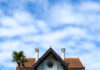 Foto: Märchenhafte Villa in Braga Schöne Villa mit viel Grünzeug drumrum vor blauem Himmel mit lockerer Bewölkung.