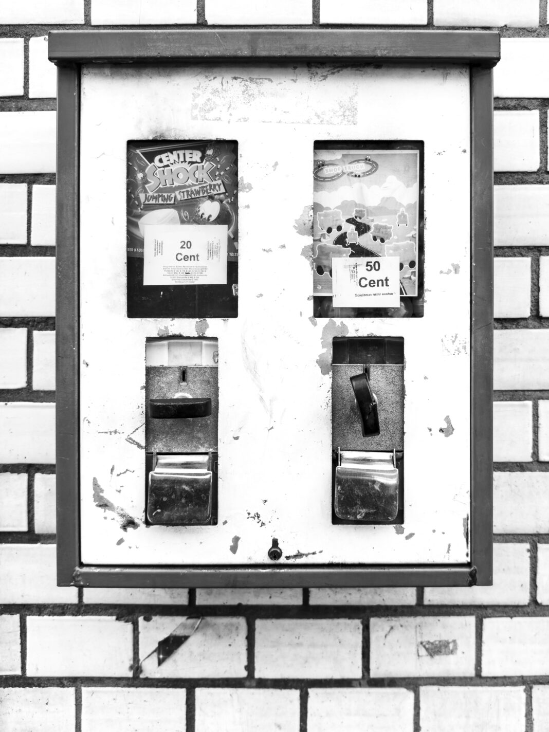 Foto: Kaugummi-Automat. Frontalaufnahme eines Kaugummiautomats.