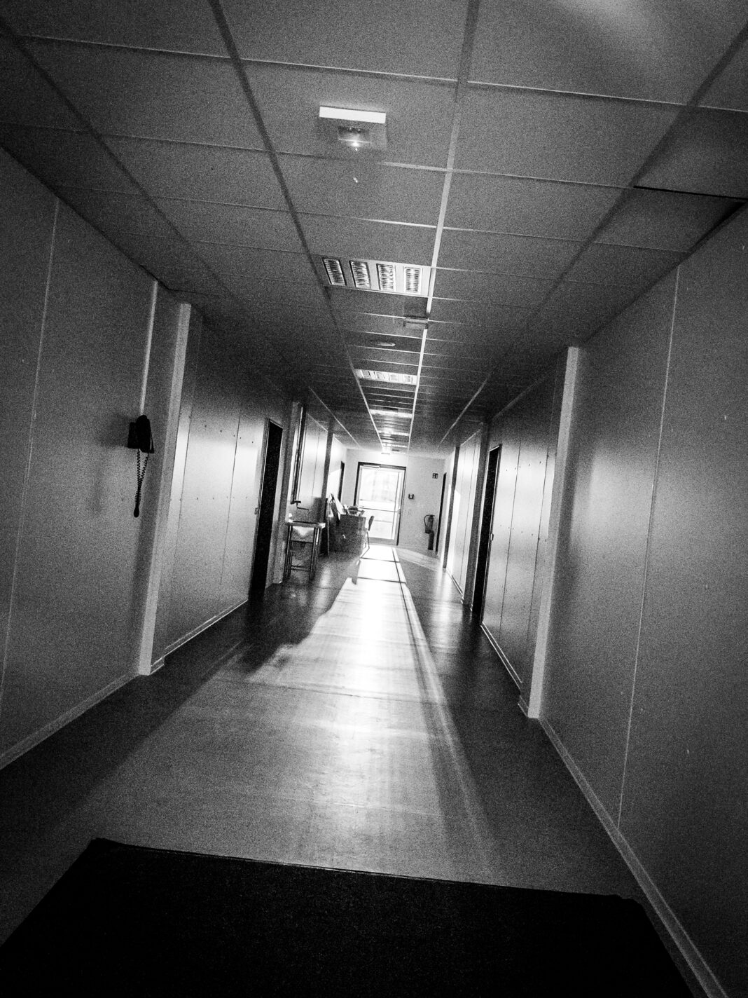 Foto: Containerflur. Blick in den Flur eines Klassencontainers an der Gesamtschule.