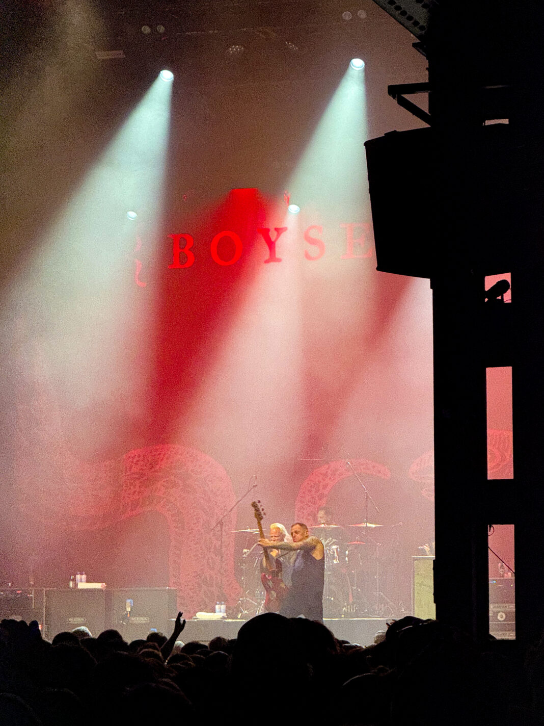 Foto: boysetsfire im Palladium Foto: boysetsfire im Palladium. Wir sehen einen Ausschnitt der Bühne mit dem Sänger, Bassisten und Schlagzeuger der Band.
