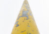 Foto: Ehemals gelber Mast Foto: Ehemals gelber Mast. Der Blick von unten nach oben einen Metallmast entlang, der seine besten Tage hinter sich hat. Der gelbe Lack bröckelt und hat lauter Lücken und Risse.